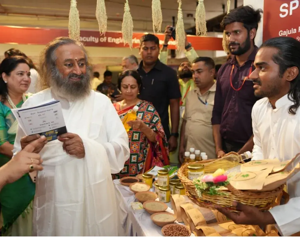 Gurudev Sri Sri Ravi Shankar Visits Swachh Kissan Stall